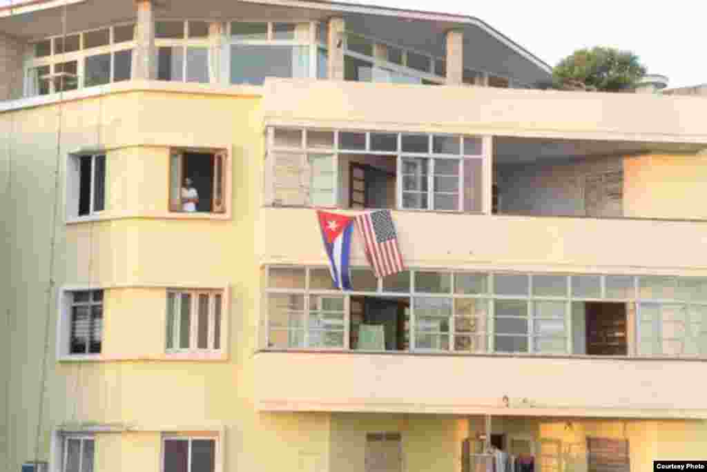 Vecinos se ubican en azoteas para ver el izado de la bandera de EEUU en La Habana.