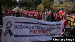 Pancarta sobre Armando Sosa Fortuny, durante marcha en Santiago de Chile. (Foto cortesía)