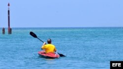El atleta estadounidense con limitaciones visuales Peter Crowley rema en un kayak