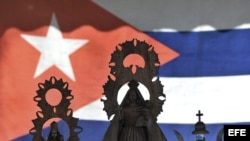 Detalle de varias imágenes de la Virgen de la Caridad del Cobre, patrona de Cuba, que se exhiben para la venta en el poblado de El Cobre, en la ciudad de Santiago de Cuba