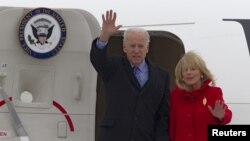 El vicepresidente estadounidense, Joe Biden (I) acompañado de su esposa Jill Biden tras arribar al aeropuerto de Orly, al sur de París.