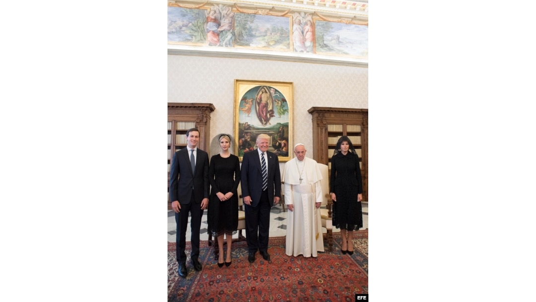 Donald Trump (c), se reúne con el papa Francisco (c-d) junto a su mujer, Melania (d), su hija Ivanka Trump (2i), y su yerno y asesor Jared Kushner (i).