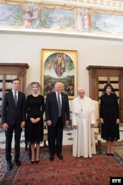 Donald Trump (c), se reúne con el papa Francisco (c-d) junto a su mujer, Melania (d), su hija Ivanka Trump (2i), y su yerno y asesor Jared Kushner (i).