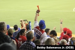 Aficionados cubanos respaldan a su equipo.