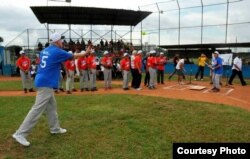 El diplomático estadounidense, John Caulfield lanza la primera bola en un juego amistoso de Softball en Cuba.