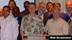 El Dr. Bernard Fialkoff (centro) acompañado de miembros del Club de Estudio Dental Fialkoff