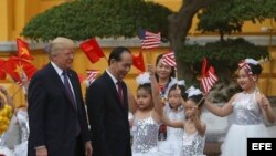El presidente de Estados Unidos, Donald Trump, y el presidente de Vietnam, Tran Dai Quang, asisten a una ceremonia de bienvenida en el Palacio Presidencial de Hanoi, Vietnam, el 12 de noviembre de 2017.
