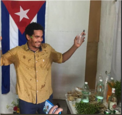 El artista Luis Manuel Otero Alcantara el 9 de agosto en La Habana durante el performance Réquiem por la Patria. Tomado de @Mov_sanisidro.
