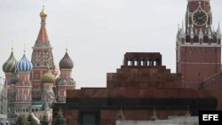 Vista general del mausoleo de Lenin (c) situado entre la catedral de San Basilio (izq) y la torre Spasskaya en la Plaza Roja de Moscú (Rusia) hoy, miércoles 15 de mayo de 2013.