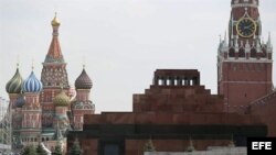Mausoleo de Lenin (c) situado entre la catedral de San Basilio (i) y la torre Spasskaya en la Plaza Roja de Moscú.