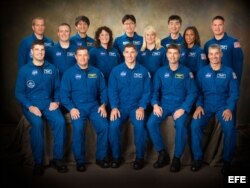 Auñón-Chancellor posa junto a otros 13 astronautas en el Centro Espacial Johnson de la NASA.
