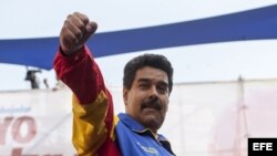 Maduro saluda durante marcha por el Día del Trabajo 1 de mayo. Dos dias después anuncia aumento de salarios. 