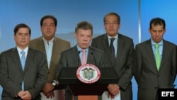 Fotografía cedida por la Presidencia de Colombia del mandatario Juan Manuel Santos (c) 