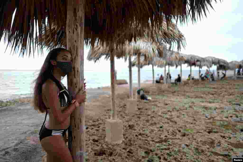 Naomi Ramos posa en la playa para sus fotos de quince. REUTERS/Alexandre Meneghini