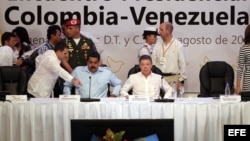 Foto Archivo - El presidente de Colombia, Juan Manuel Santos (d), y Nicolás Maduro (i), 1 de agosto de 2014, en Cartagena (Colombia).