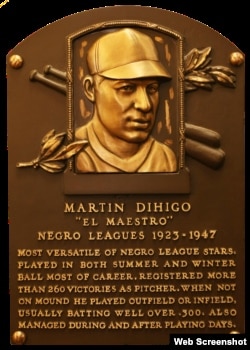 Placa de Martín Dihigo en el Salón de la Fama del Béisbol.