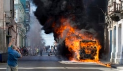 Arde una guagua en Belascoain, Centro Habana. AP Photo/Ismael Francisco)