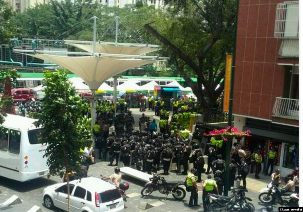 Grupos de la policía se movilizan previa ala convocatoria en la plaza de Caracas.