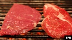 Detalle de cortes de carne en el asador del restaurante