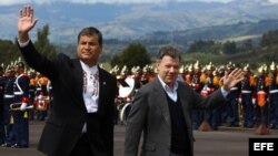 Los presidentes de Colombia, Juan Manuel Santos (d), y Ecuador, Rafael Correa, saludan a su llegada a la ciudad de Ipiales (Colombia). 