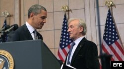 El presidente Barack Obama habla con el sobreviviente del Holocausto, Elie Wiesel durante su visita al Museo del Holocausto. 