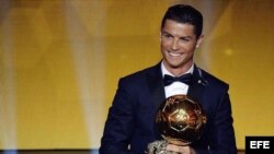 Cristiano Ronaldo celebra después de recibir el Balón de Oro 2014.