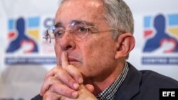 Uribe renuncia a su escaño en el Senado tras ser citado por la Corte Suprema. 