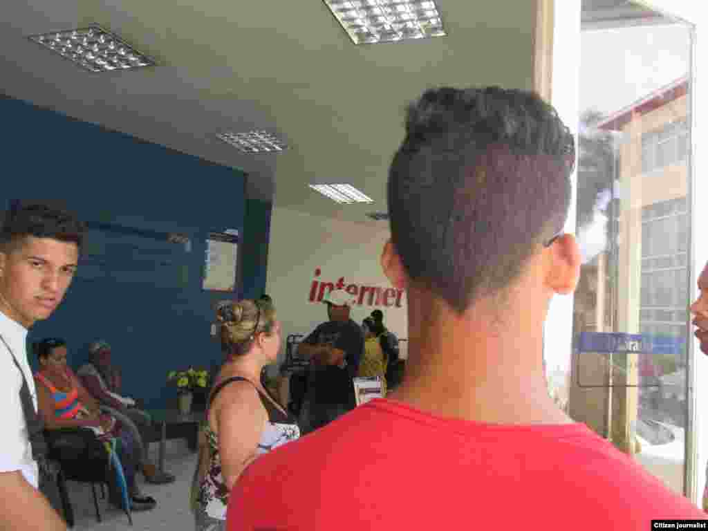 Reporta Cuba Sala de navegación Nauta cu Santiago de Cuba foto Yosmany Mayeta