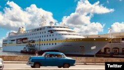 El MS Hamburg atracado en el Puerto de La Habana, en una foto tomada de la cuenta de Twitter de la compañía operadora, Plantours Kreuzfahrten.