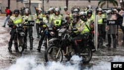 Policias reprimen a venezolanos que salen de nuevo este miércoles a las calles a manifestarse contra el gobierno de Maduro.