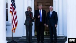 Donald Trump, con el vicepresidente Mike Pence y Betsy DeVos 