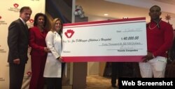 Donación de Céspedes al Joe DiMaggio Children's Hospital en 2014.