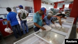 Solo en carne de pollo congelada, Cuba importó 282.6 millones de dólares en 2023 / Foto: Reuters 