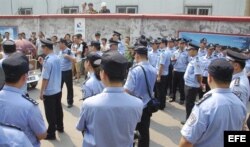 Policías vigilan una manifestación cerca del Tribunal Intermedio de Jinan en China hoy, jueves 22 de agosto de 2013, donde se lleva a cabo el juicio contra el expolítico chino Bo Xilai.