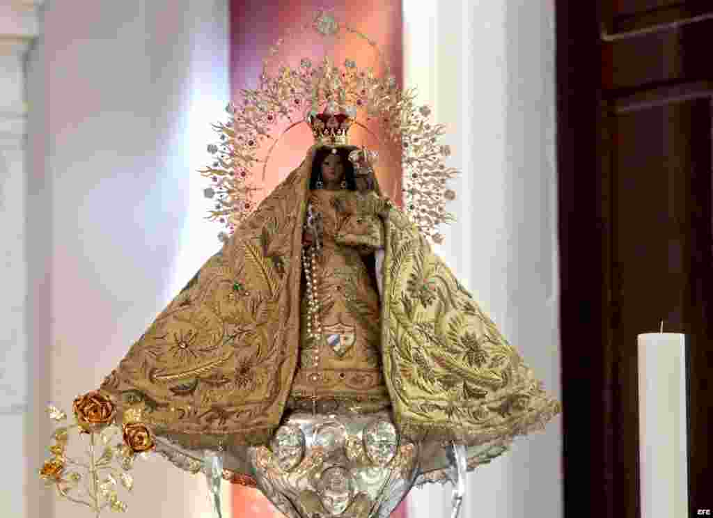 Im&aacute;gen de la Virgen de la Caridad del Cobre en el Santuario, en Santiago de Cuba.
