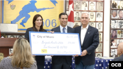 La vicegobernadora de Florida, la cubanoamericana Janet Núñez, el alcalde de Miami, Francis Suárez entregaron la donación al museo de la Brigada 2506. (Kiki López)