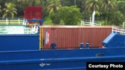 A bordo de la embarcación un contenedor con los envíos hacia Cuba. Foto/ Ricardo Quintana