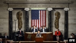La presidenta surcoreana, Park Geun-hye (c), pronuncia un discurso ante el Congreso estadounidense en presencia del vicepresidente estadounidense, Joe Biden (i), y del presidente de la Cámara de Representantes, John Boehner, en el Capitolio en Washington 