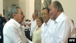 El rey Juan Carlos de España (d) junto a el secretario general de las Naciones Unidas, Ban Ki-moon (c-d), la presidenta de Chile, Michelle Bachelet (3d) y el presidente de Cuba, Raúl Castro (i) en Cartagena (Colombia) .