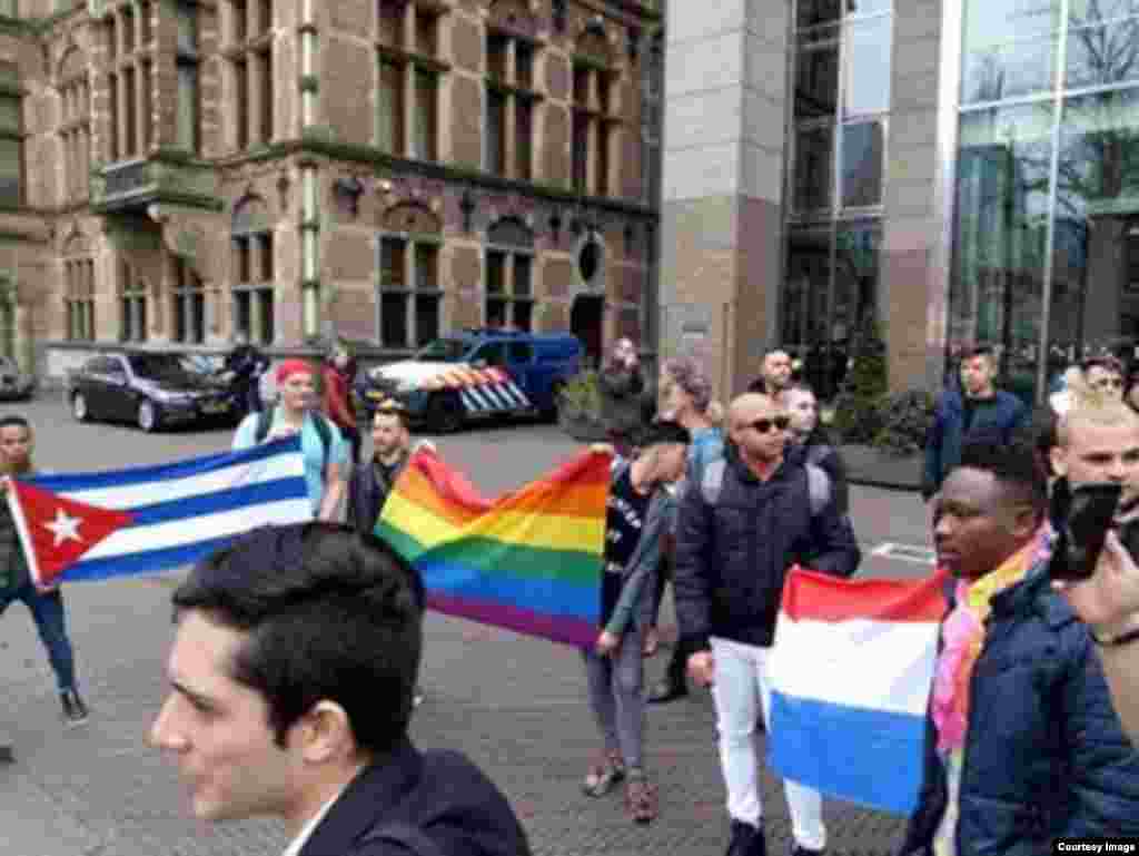 Manifestación de cubanos miembros de la comunidad LGBTI que piden asilo en Holanda.