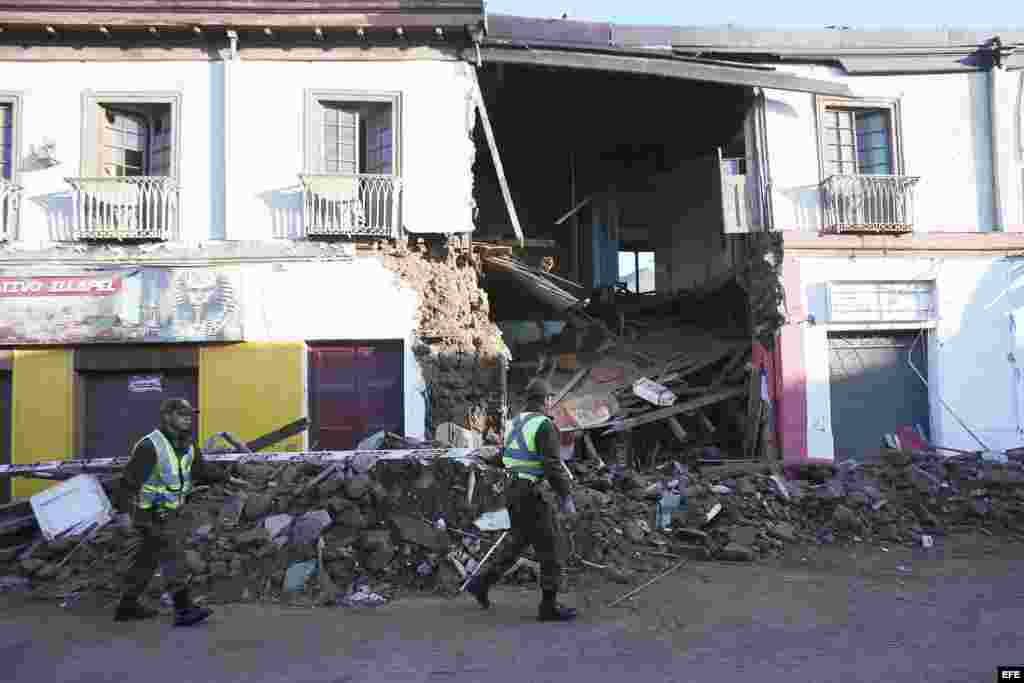 Policias resguardan una casa destruida tras el sismo, en la ciudad de Illapel, Chile.