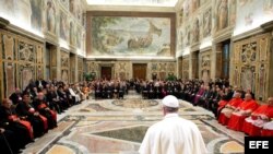 Imagen cedida por el periódico L'Osservatore Romano el 30 de septiembre del 2013 del papa Francisco durante la reunión Internacional por la Paz, en Ciudad del Vaticano. 