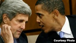 El presidente Obama consulta con su secretario de Estado John Kerry.