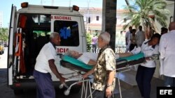 Personal paramédico traslada a una paciente hacia una ambulancia desde un hospital de La Habana (Cuba). Foto Archivo.
