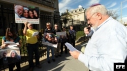 Manifestación de hebreos ante la misión diplomática de Cuba en DC