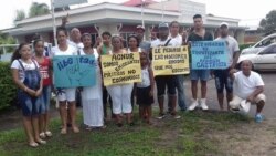 Un grupo de opositores cubanos en Suriname protestan ante la ACNUR