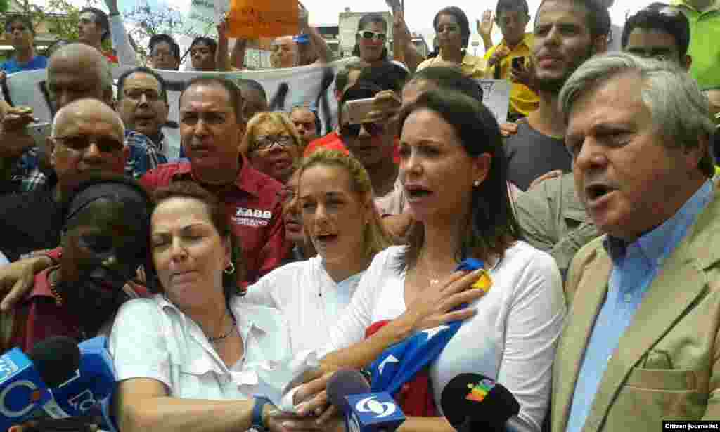 María Corina, Lilian Tintori y la esposa del Alcalde de Caracas,&nbsp;Mitzy Capriles, junto a otros opositores.