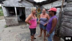 El transexual cubano José Agustín Hernández González (Adela-i) conversa con vecinos en el poblado de Caibarién, Villa Clara (Cuba). 