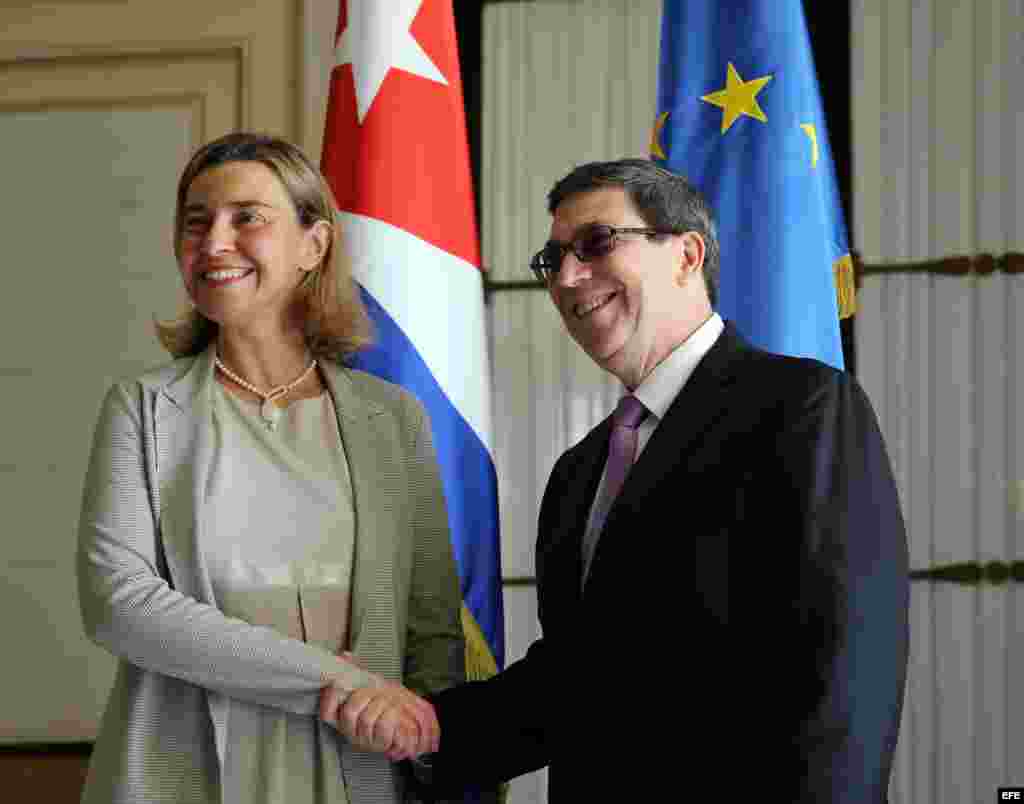 La Alta Representante de la UE en Política Exterior, Federica Mogherini, estrecha la mano del ministro cubano de Relaciones Exteriores, Bruno Rodríguez, en La Habana (11 de marzo, 2016).