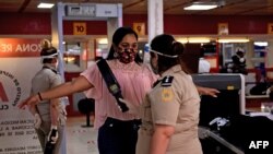 Pasajeros pasan controles por coronavirus tras la llegada al aeropuerto de La Habana